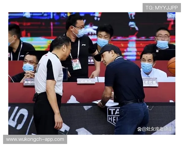 为什么看似轻微的犯规会被判罚？裁判的判定逻辑揭秘