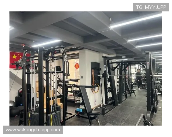 孙铭徽训练完直接拎两袋蛋白粉去接娃，这爹当的比健身房私教还狠