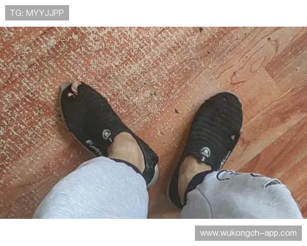 汪周雨穿的那双鞋，我连逛街都舍不得买的样子啊！