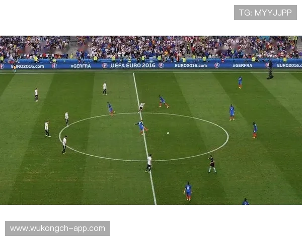 中圈开球规则：对方球员必须在中圈外且不得干扰球