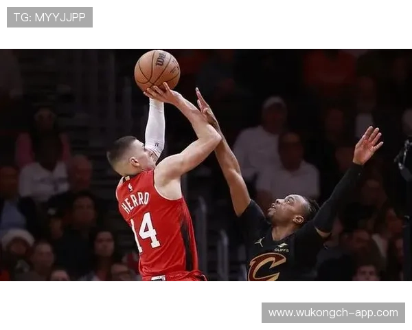 希罗无球跑动制造错位，拉开热火外线空间