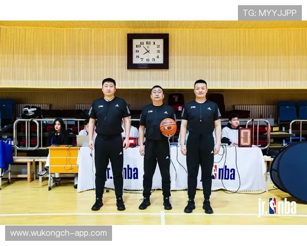 篮球规则:详解“连续动作判定”的裁判标准与细则 篮球规则:详解“连续动作判定”的裁判标准与细则